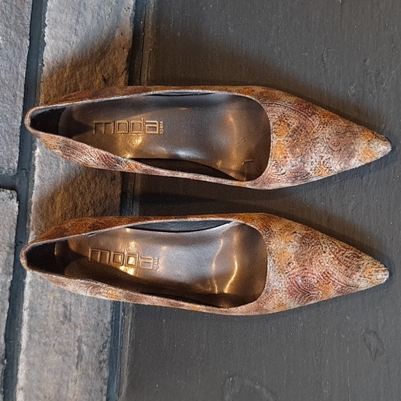 Moda Spana Pointed Leather Heels - Picture 2 of 12